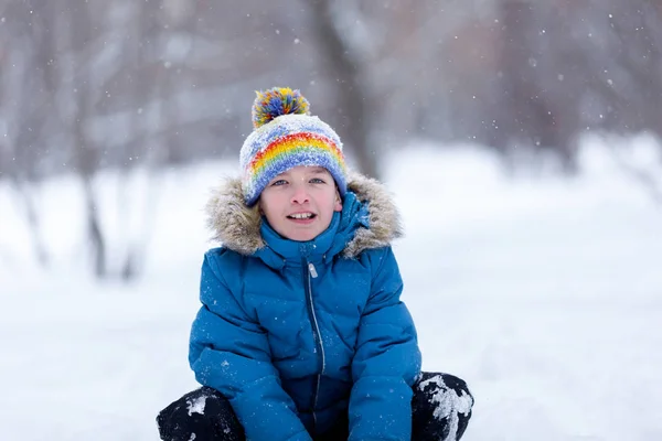 Portret Van Vrolijke Gelukkige Jongen Spelen Winter Park Buiten — Stockfoto