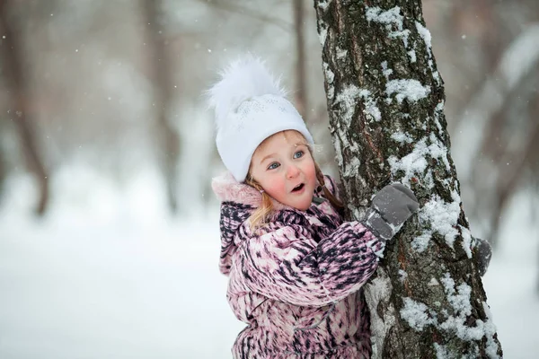 Petite Fille Promenade Dans Parc Hiver Plein Air — Photo