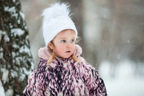 Little Girl Walk Winter Park Outdoor — Stock Photo, Image