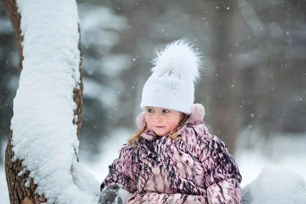 Liten Flicka Promenad Winter Park Utomhus — Stockfoto