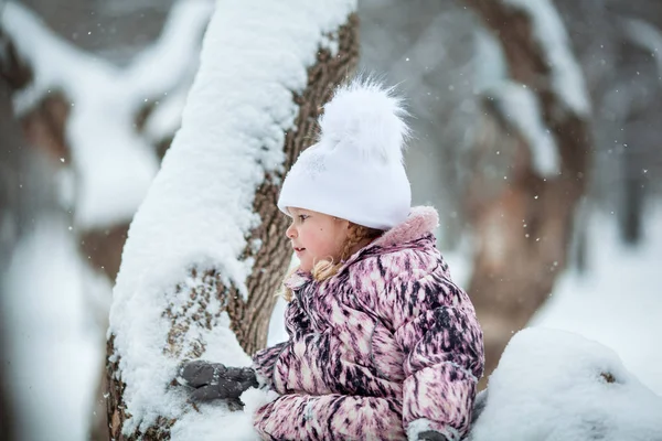 Little Girl Walk Winter Park Outdoor — Stock Photo, Image