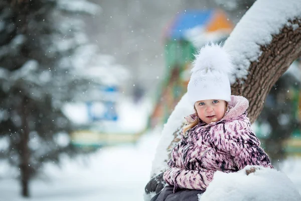 Liten Flicka Promenad Winter Park Utomhus — Stockfoto