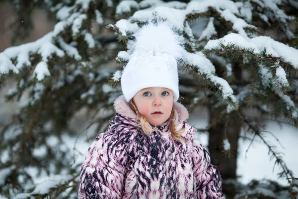 小女孩在冬季公园散步 — 图库照片