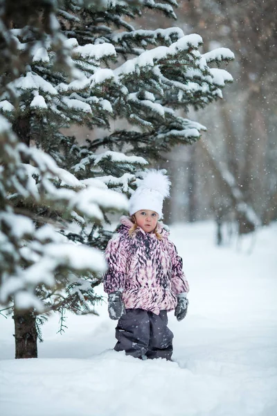 Little Girl Walk Winter Park Outdoor — Stock Photo, Image