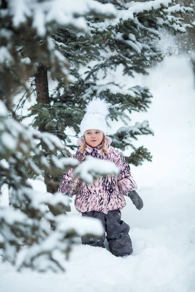 Dziewczynka Spacer Parku Zimowym Odkryty — Zdjęcie stockowe