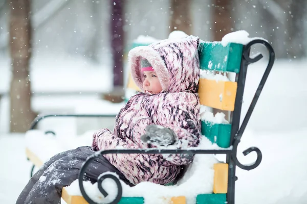 Petite Fille Promenade Dans Parc Hiver Plein Air — Photo