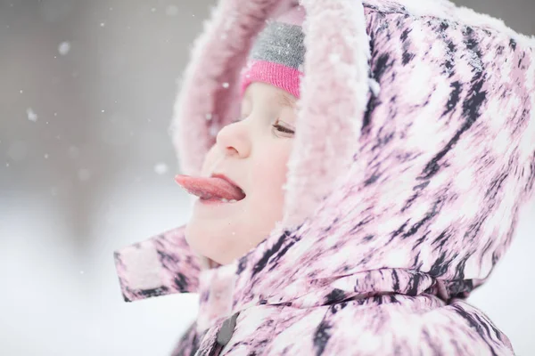 Petite Fille Promenade Dans Parc Hiver Plein Air — Photo