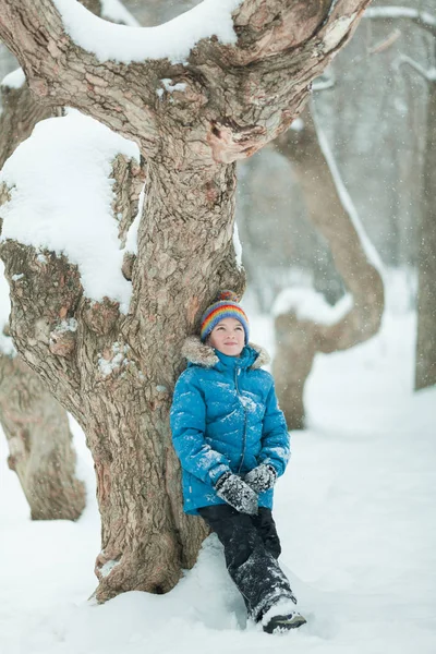 Portret Van Vrolijke Gelukkige Jongen Spelen Winter Park Buiten — Stockfoto