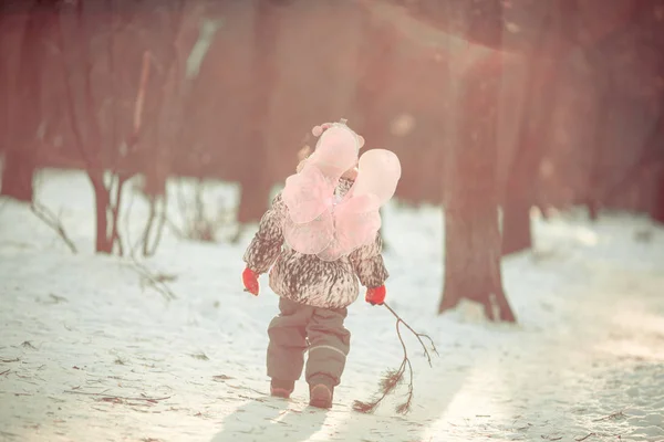 Winter Park Açık Yolda Küçük Kız — Stok fotoğraf