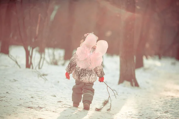 Petite Fille Promenade Dans Parc Hiver Plein Air — Photo