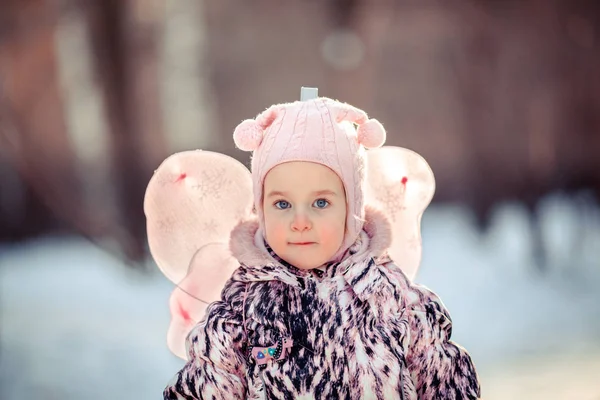 Little Girl Walk Winter Park Outdoor — Stock Photo, Image