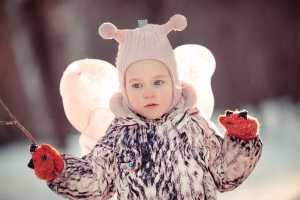 Petite Fille Promenade Dans Parc Hiver Plein Air — Photo