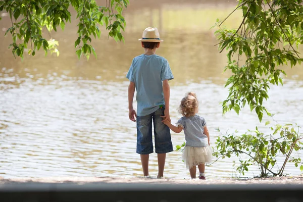 Kleine Niedliche Fröhliche Mädchen Und Jungen Fuß Sommer Park Freien — Stockfoto