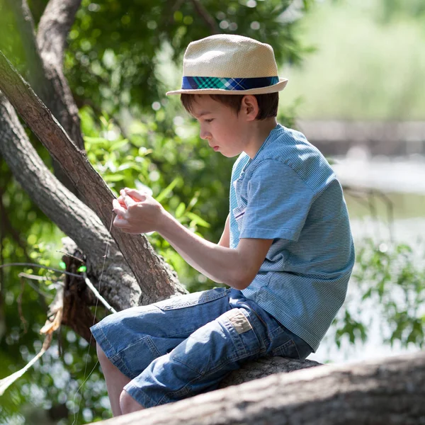Όμορφο Αγόρι Κάθεται Πάνω Δέντρο Κοντά Ποτάμι Υπαίθριες — Φωτογραφία Αρχείου