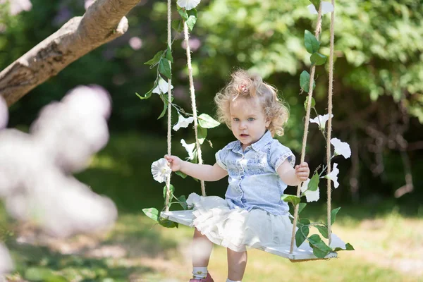 Petite Fille Mignonne Balançant Sur Teeter Dans Parc Été Portrait — Photo