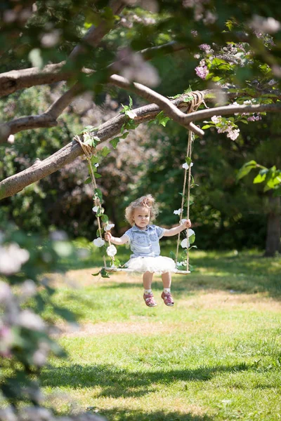 Kleines Süßes Mädchen Schaukelt Sommerpark Portrait Freien — Stockfoto