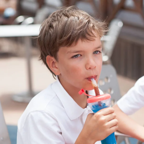 Niedlichen Jungen Trinkt Erfrischendes Getränk Sommer Café Bunte Granitsteine — Stockfoto