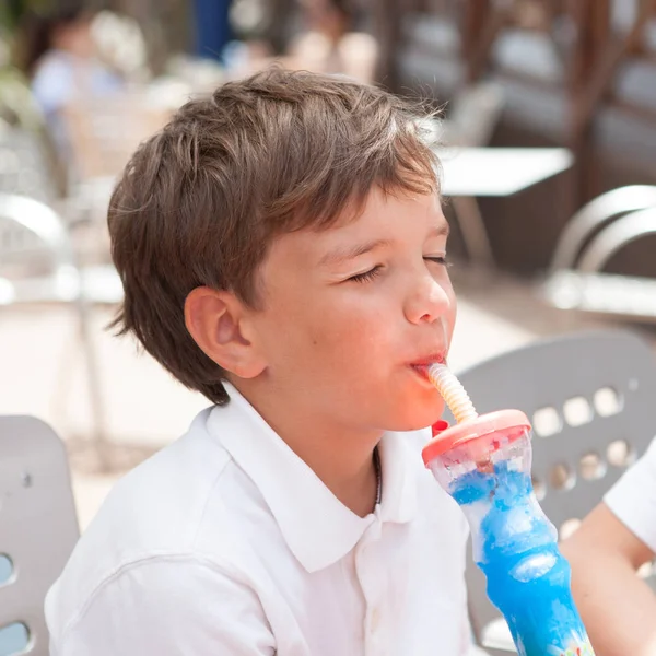 Niedlichen Jungen Trinkt Erfrischendes Getränk Sommer Café Bunte Granitsteine — Stockfoto