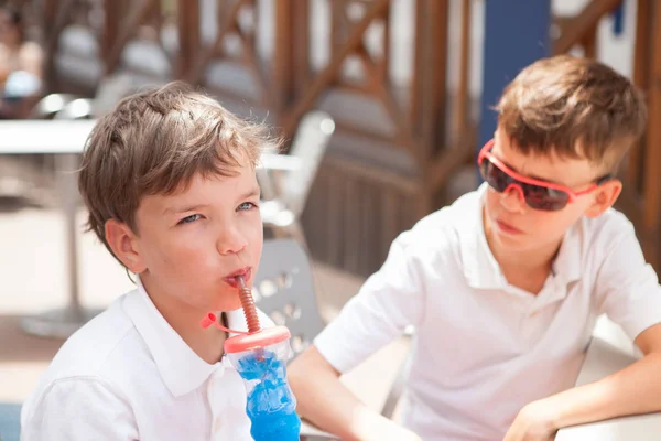 Милые Мальчики Пьют Освежающий Напиток Летом Кафе Красочная Гранита — стоковое фото