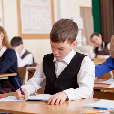 Masa başında oturan çalışkan okul öncesi sınıf