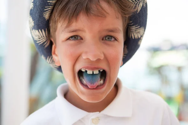 Junge Zeigt Blaue Zunge Portrait Nahaufnahme — Stockfoto