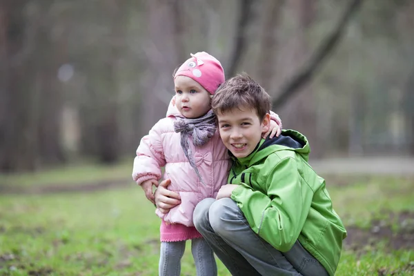 Retrato Bela Menina Feliz Menino Parque Primavera — Fotografia de Stock