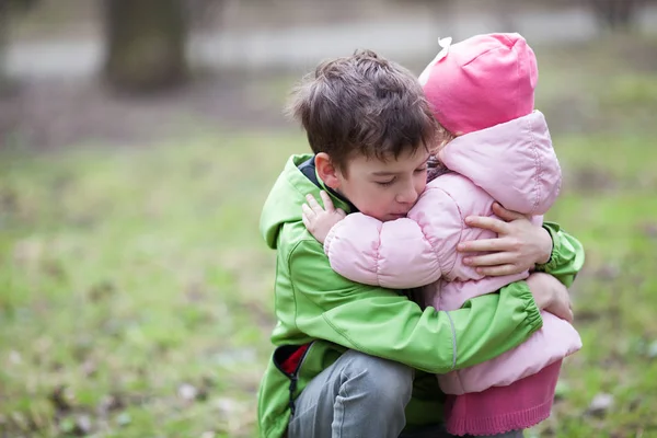 Porträt Der Schönen Glücklichen Mädchen Und Jungen Frühlingspark — Stockfoto