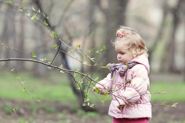 Súlyos Szép Aranyos Lány Séta Tavaszi Park Szabadtéri — Stock Fotó