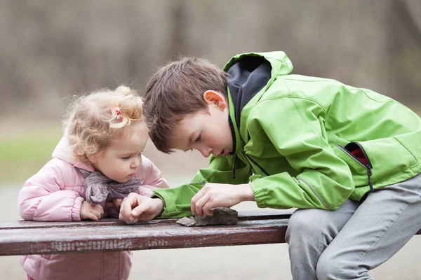 Mała Dziewczynka Ładna Jego Brat Oglądając Deszcz Robak Parku Wiosny — Zdjęcie stockowe
