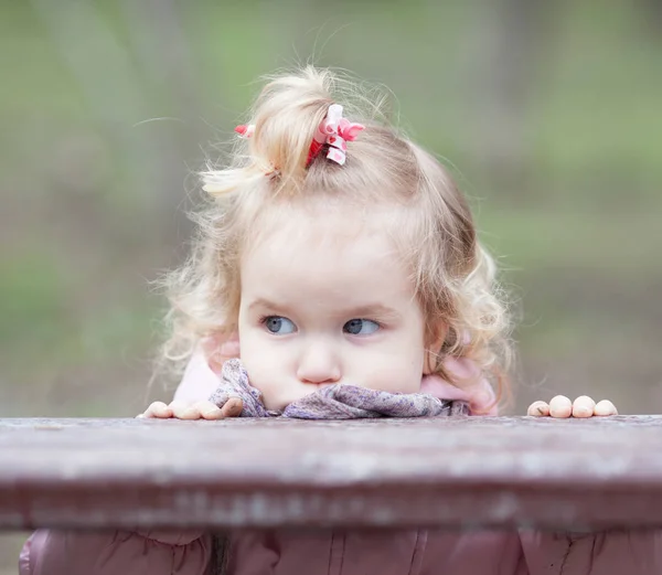 Sério Bonito Bonito Menina Andando Parque Primavera Livre — Fotografia de Stock