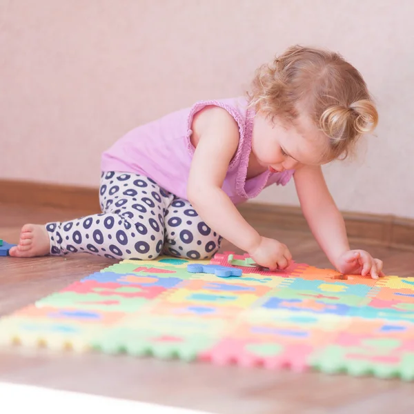 Little Girl Playing Puzzle Floor Indoor — Stock Photo, Image