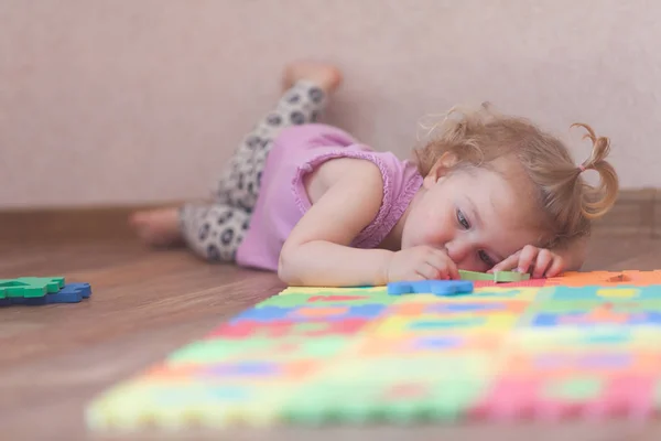Malá Dívka Hraje Puzzle Podlahu Vnitřní — Stock fotografie