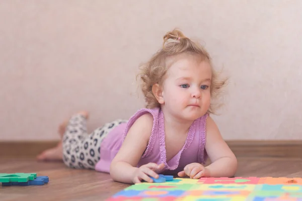 Κοριτσάκι Παίζει Παζλ Στο Πάτωμα Εσωτερική — Φωτογραφία Αρχείου