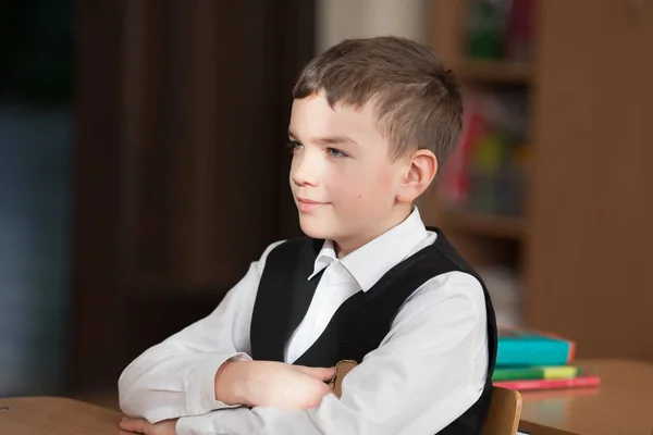 Fleißige Vorschulkinder Sitzen Schreibtisch Klassenzimmer — Stockfoto