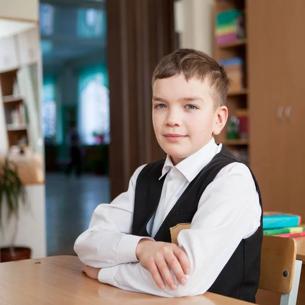 Pré Escolar Diligente Sentado Mesa Sala Aula — Fotografia de Stock