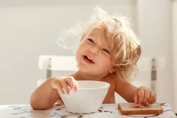 Miúdo Feliz Está Comer Mesa Menina Bonita Tem Café Manhã — Fotografia de Stock