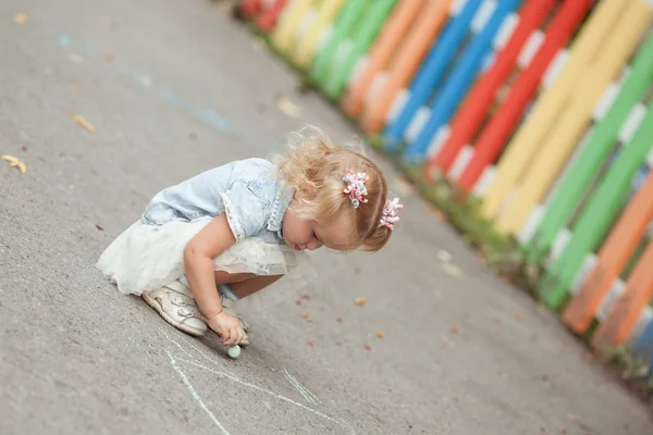 Dziewczynka Bardzo Rysuje Kredą Pobliżu Ogrodzenia Ołówek Odkryty — Zdjęcie stockowe