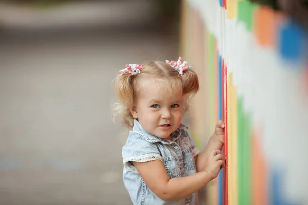 Petite Jolie Fille Dessine Avec Craie Près Barrière Crayon Plein — Photo