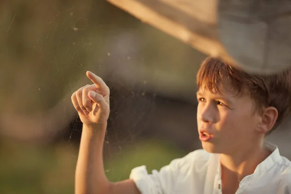 Jongen Raakt Web Met Zijn Vinger Buiten — Stockfoto