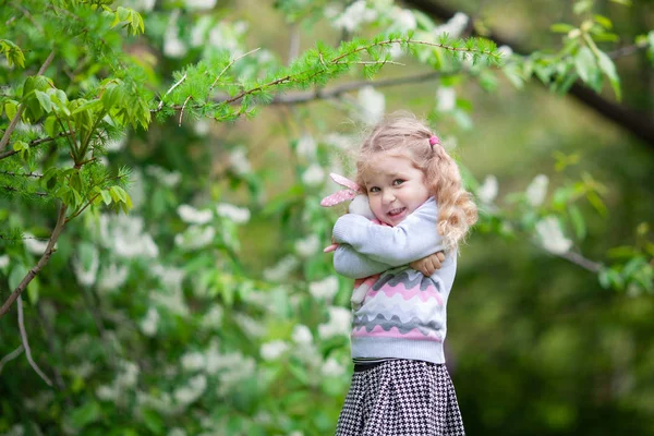 Piccola Ragazza Carina Che Cammina Nel Parco Estivo All Aperto — Foto Stock