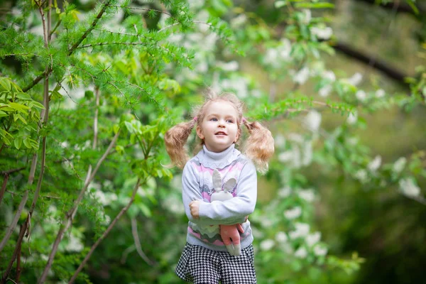 Piccola Ragazza Carina Che Cammina Nel Parco Estivo All Aperto — Foto Stock