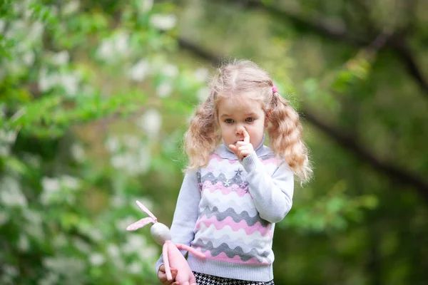 Niña Linda Caminando Parque Verano Aire Libre —  Fotos de Stock