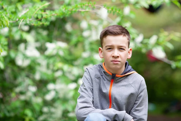 Ritratto Ragazzo Serio Nel Parco Estivo All Aperto — Foto Stock