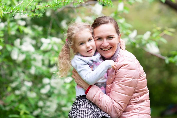 Porträt Von Mutter Und Tochter Sommerpark Frau Mit Kind Umarmt — Stockfoto