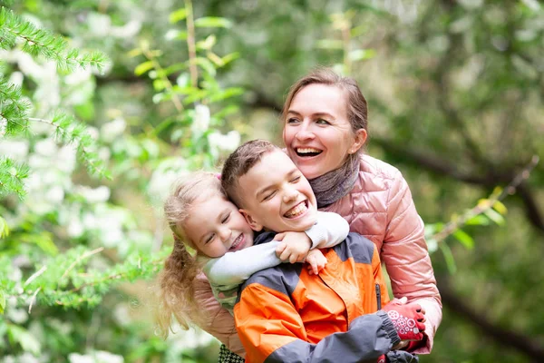 Porträt Einer Mutter Mit Kindern Sommerpark Frau Mit Kindern Umarmt — Stockfoto