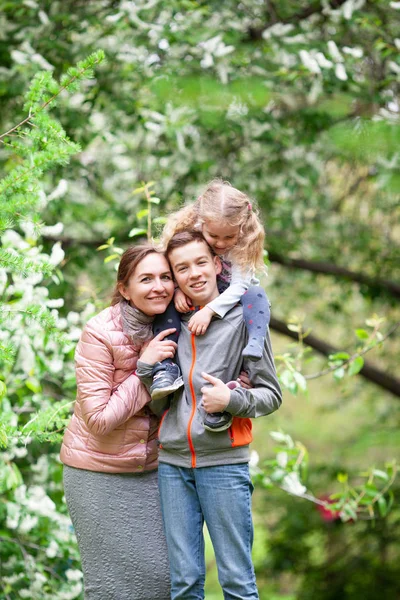 夏の公園で子供を持つ母の肖像画 女性と子供を抱き締めると 笑いと — ストック写真