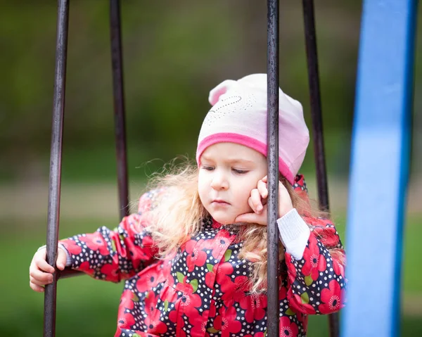 Μικρό Χαριτωμένο Κορίτσι Πεζοπορία Καλοκαίρι Στο Πάρκο Υπαίθριος — Φωτογραφία Αρχείου