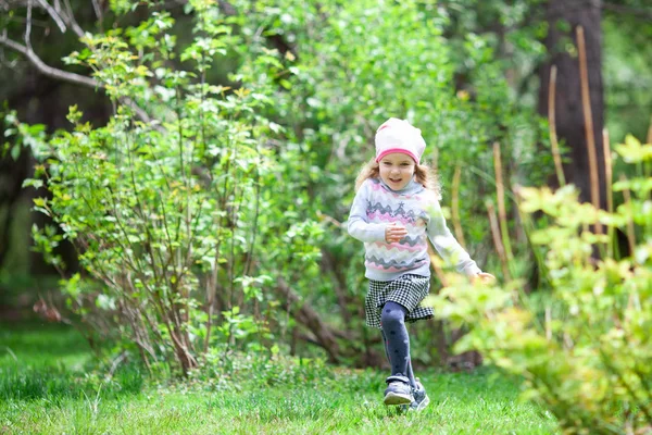 Kleines Nettes Mädchen Das Sommerpark Freien Spazieren Geht — Stockfoto