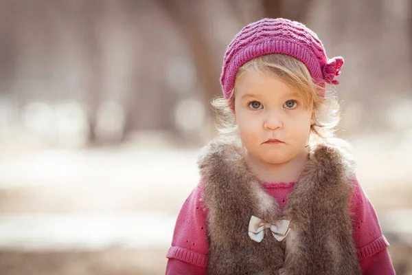 美丽的美丽的年轻女孩的肖像在春天公园 — 图库照片