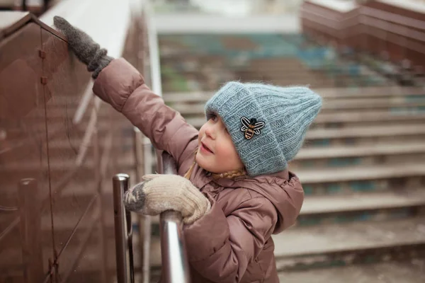 Winter Walk Small Pretty Girl City Background Steps Outdoor — Stock Photo, Image